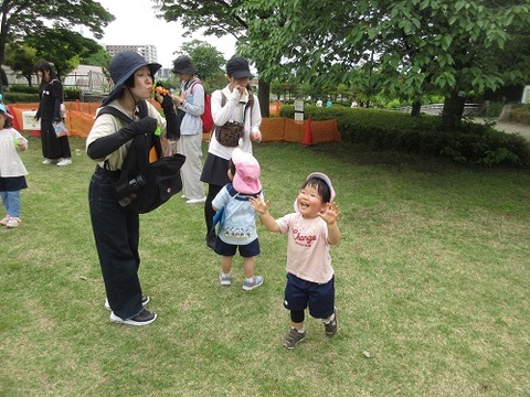 シャボン玉で遊ぶ姿