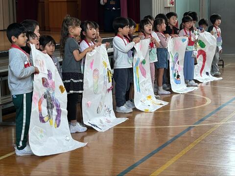 2年生から6年生の歓迎の出し物のお礼に「ありがとうの花」を元気いっぱいに歌いました。 6年生からは名刺が入れられる素敵なメダルのプレゼントをもらいました。