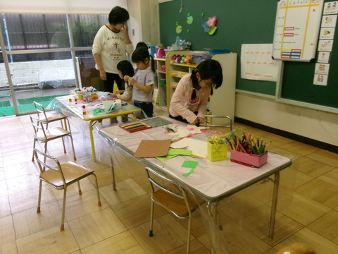 にじ組製作の様子