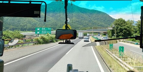 バスは高速道路を西に進んでいます