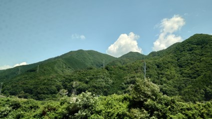 車窓の景色は、山深くなってきました