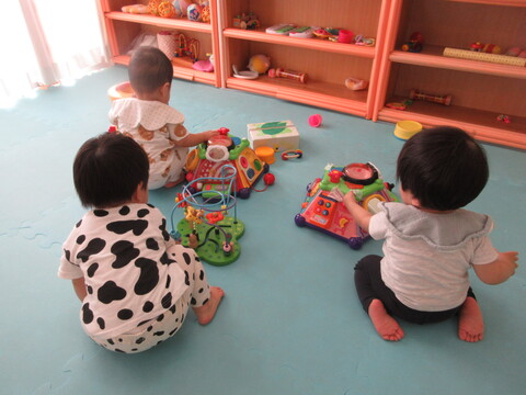 子どもたちが玩具を選んでいる様子