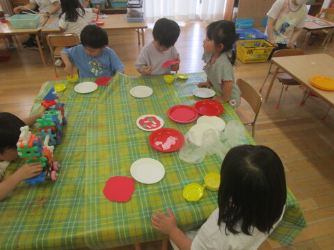 生地に食材をのせピザの完成！