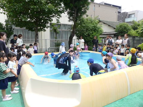 年長　プール遊び