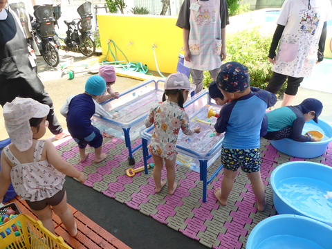 年少　水遊び