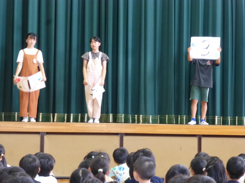 集会委員による七夕集会が行われました。会場の体育館には、尾久第二幼稚園の園児が作った七夕飾りも飾られ、七夕の世界へいざなっていました。