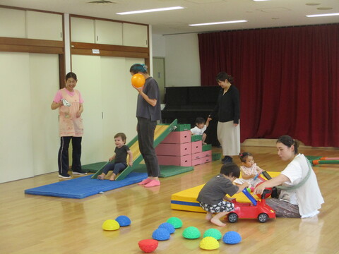 ホールで遊んでいます