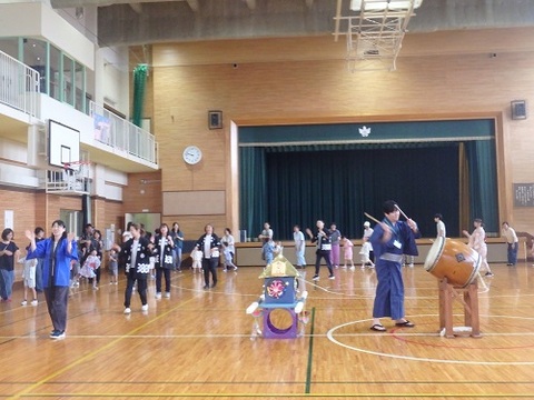 盆踊りをおどっているところ