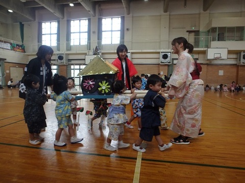 おみこしを担いでいるところ