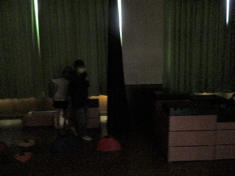 お化け屋敷でおどかす子供たち