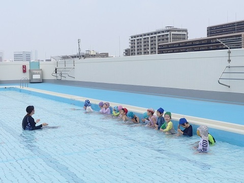 小学校のプールで遊んでいるところ