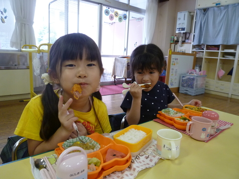 昼食の様子