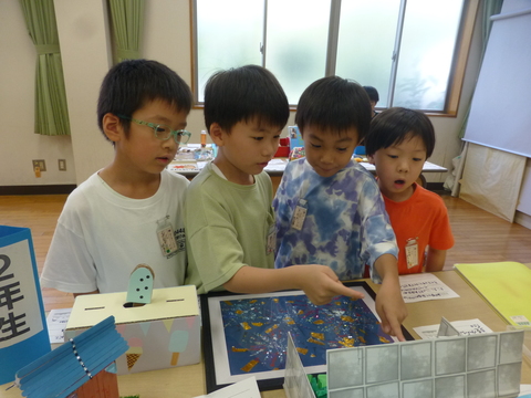 1年生にとって初めての夏休み学習展鑑賞をしました。友達の良いところを見つけ伝え合う姿に、成長を感じました。