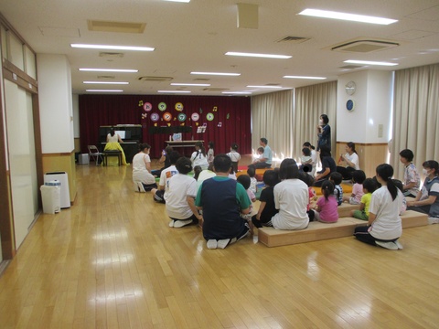 演奏を聞いている所です。