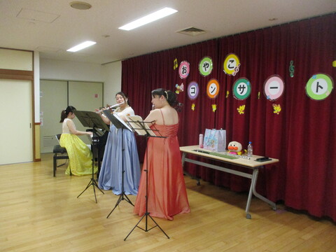 演奏をしています。