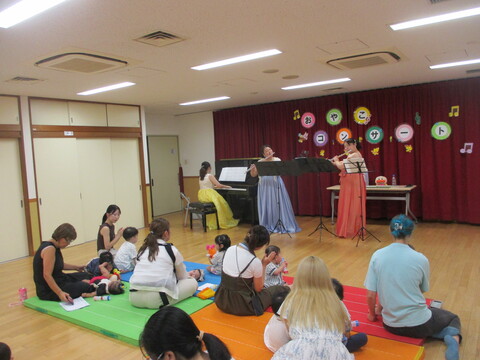 演奏を聞いている所です。