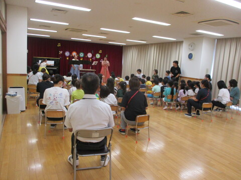 演奏を聞いている所です。