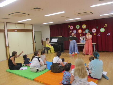 演奏を聞いている所です。