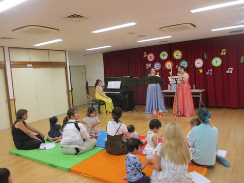 演奏を聞いている所です。