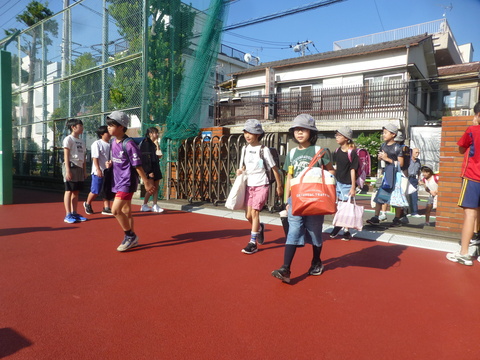 8日よりあいさつ運動が始まりました。今週は登校時間に合わせて6年2組の児童が門の前に立ち、明るく元気に挨拶をしています。