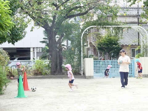 園庭遊びをしているところ(ボール)
