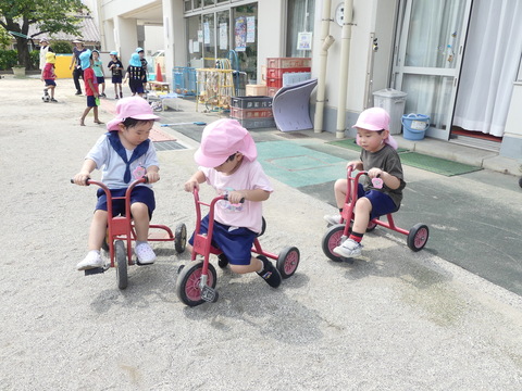 三輪車で遊んでいるところ