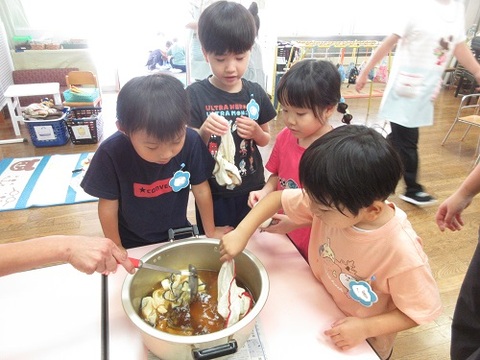 鍋に色染めする布をいれているところ