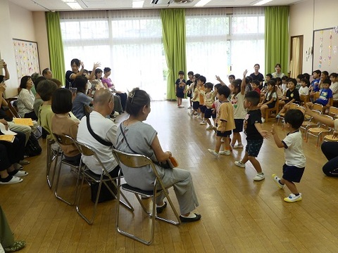歌を見せているところ