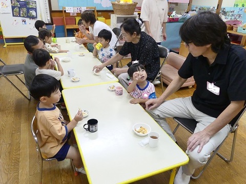 おやつをたべているところ