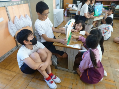 なかよし班活動がありました。「読書月間」ということもあり、今回は読み聞かせを行いました。