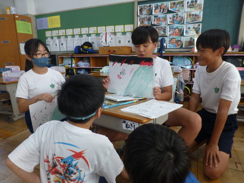声の調子を変えたり動きを加えたりしながら、読み聞かせを行いました。