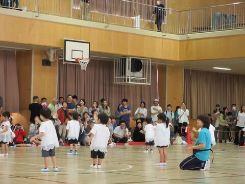 子ども達が後ろ向きで踊っている姿