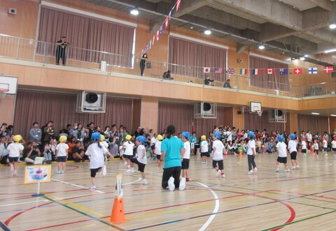 　運動会のあとには、ロジャーから「見ていたぞ、みんなは立派な海賊だ！」という手紙が届き、大喜びの子どもたちでした。運動会の取組を通して、イメージの世界を思い切り楽しみながら、自分なりに表現したり、学年やクラスの友達とみんなで活動する満足感を感じられたように思います。