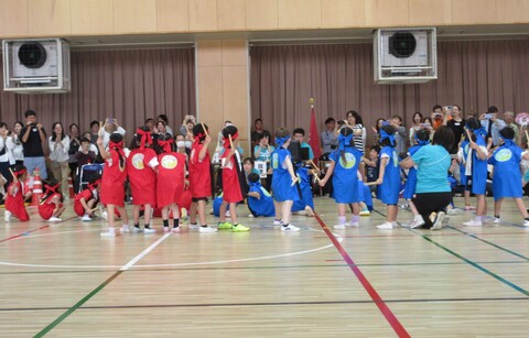 リズムの演技でポーズをとっている場面