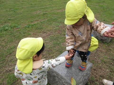 子どもが手をつないでいる