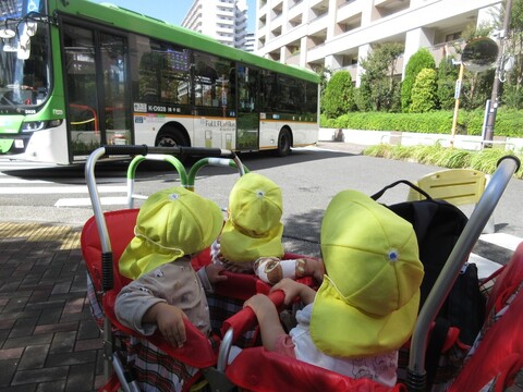 子どもがバスを見ている