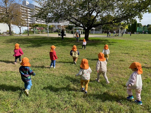 子どもが走っている