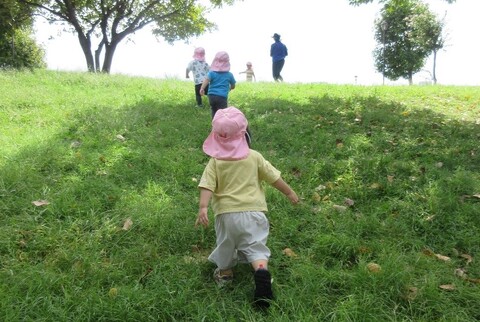 子どもが坂をのぼっている