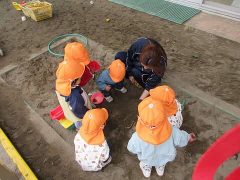 子どもが砂場であそんでいる