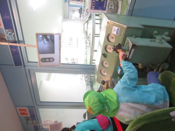 男の子が模擬運転をしている