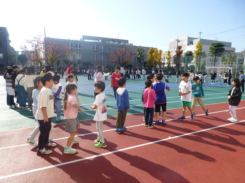 全校で長縄の取り組みを行っております。子供たちは休み時間に校庭に出て、クラスの目標達成に向けて頑張っています。