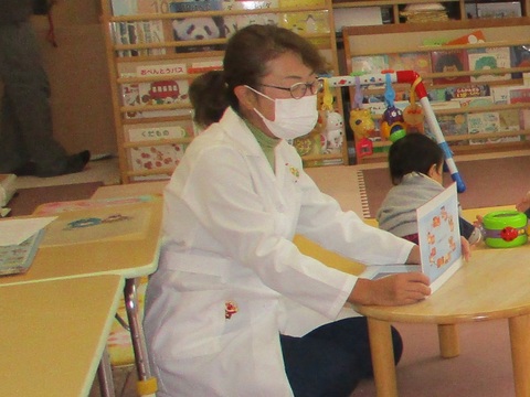 歯科医が話をしています。