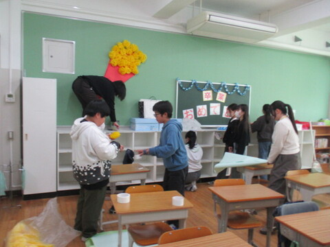 6年生の教室を掃除したり飾りつけしたり