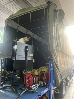 楽器をトラックに搬入していただいている様子