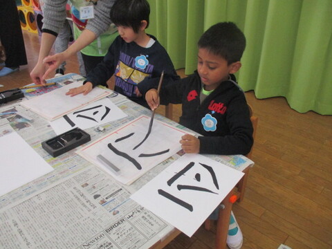 墨でとめやはらいの練習をしている様子