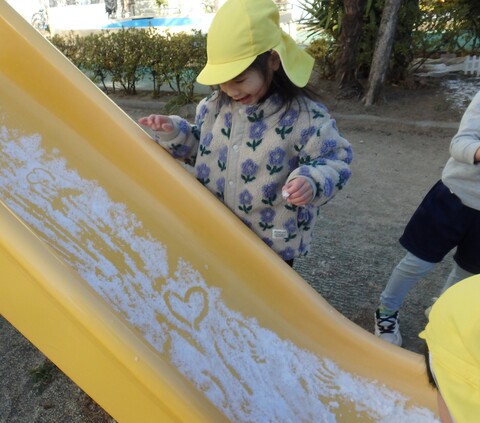 雪で絵を描いています！