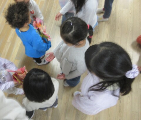 乳児組がプレゼントを渡すところ