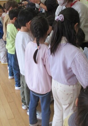 こあら組がプレゼントを渡しているところ