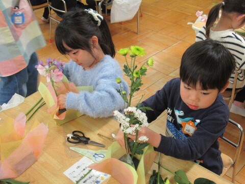 花を挿しているところ