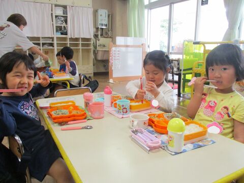 給食食べている様子(2)